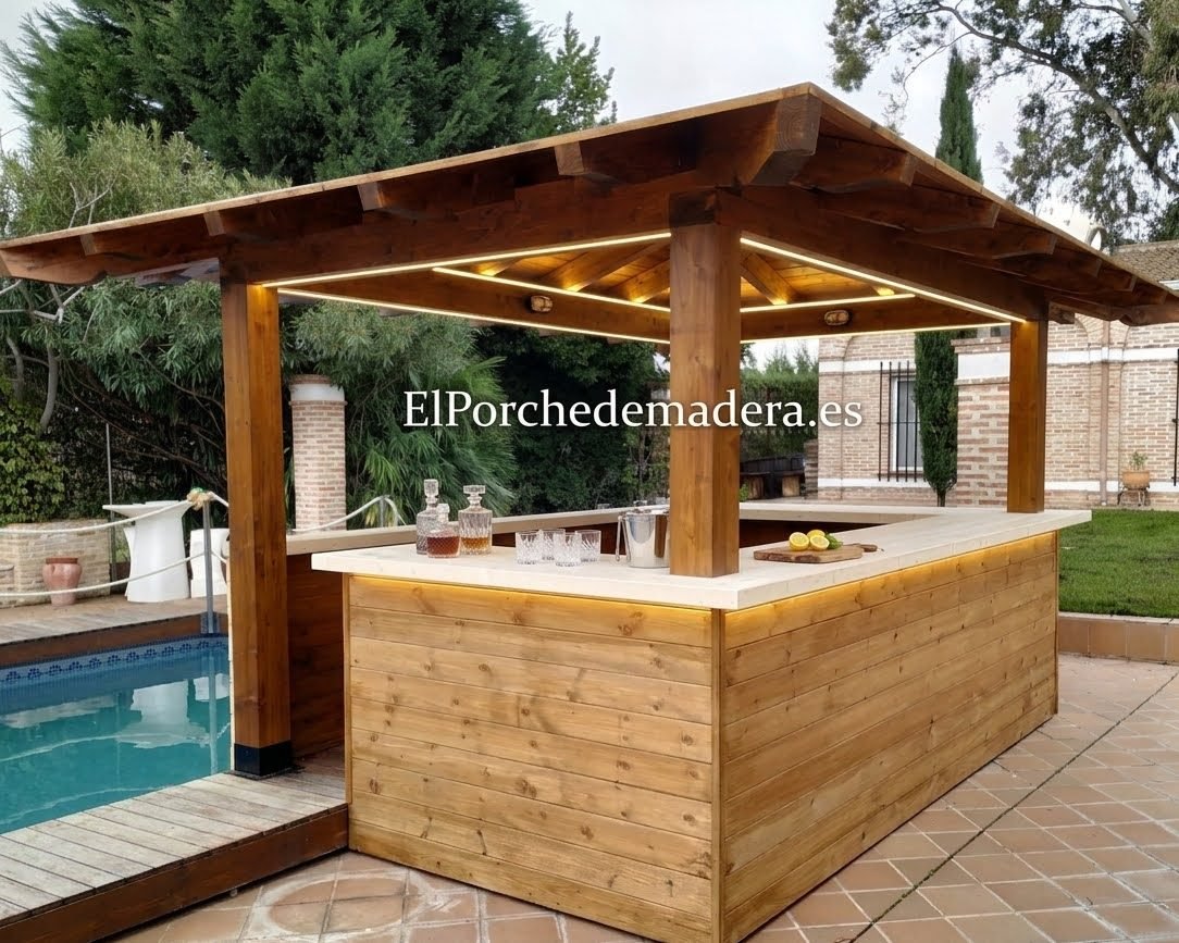 Estructura de madera junto a piscina