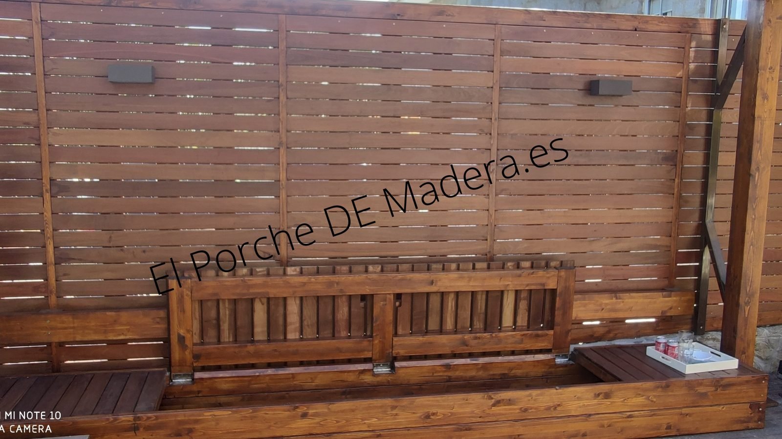 Panel de lamas de madera con banco integrado